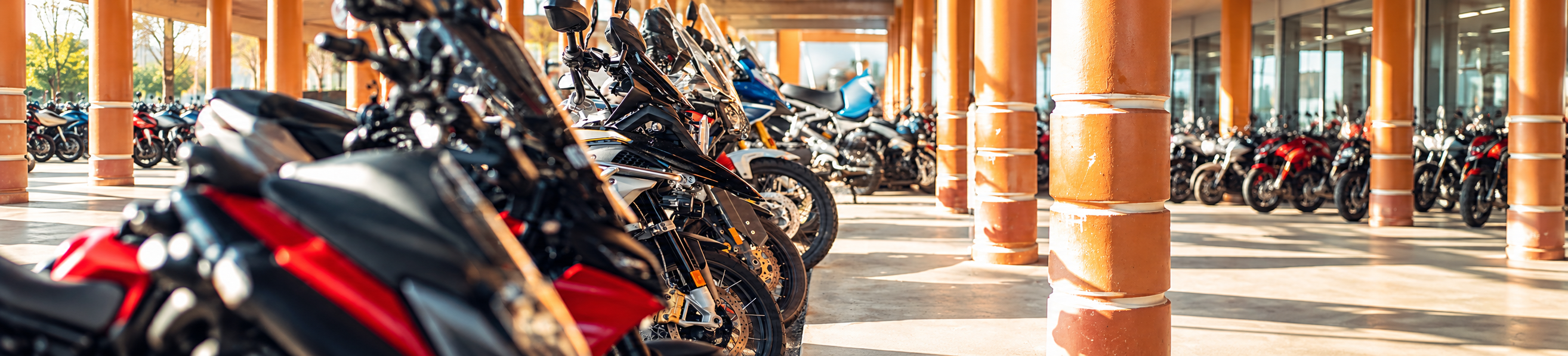 Zenas s dietatom na malom motocykly idu krajinou v pozadi hory